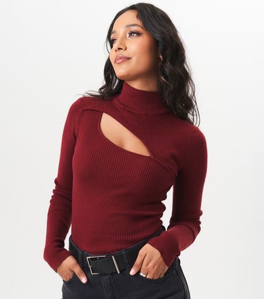 Jersey burdeos con cuello alto y detalle de aberturas