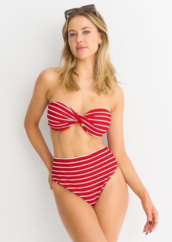 Sujetador de bikini rojo con textura y raya diplomática
