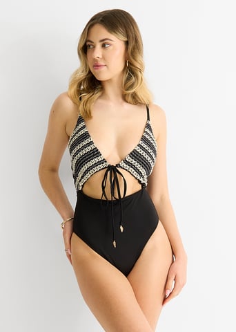 Traje de baño de crochet negro con corbata y recorte delantero