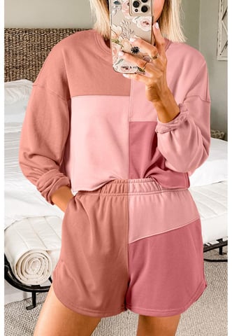 Conjunto de manga larga con estampado en bloques de color y pantalones cortos de flor de durazno