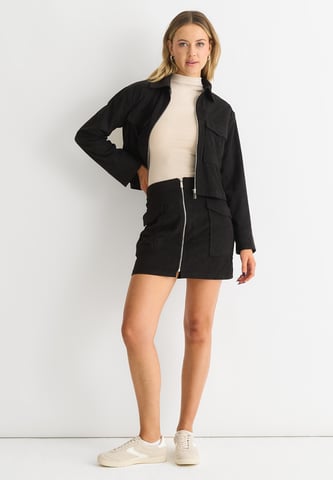 Chaqueta con cremallera y cordón