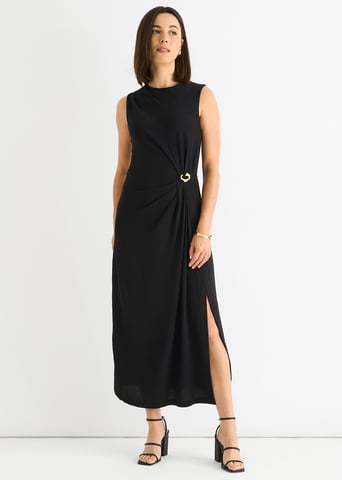 Vestido midi sin mangas negro con cintura fruncida y ribete metálico