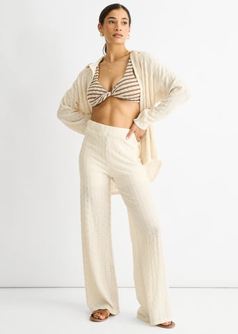 Pantalones acampanados con cintura elástica y textura beige