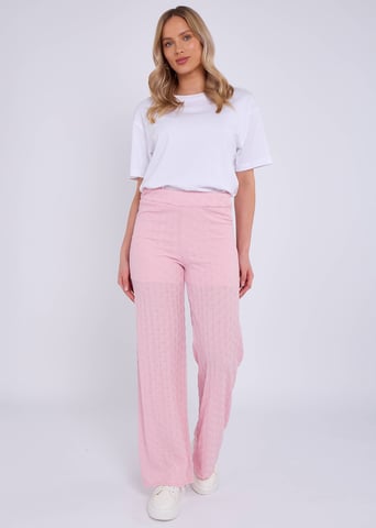 Pantalón acampanado rosa con textura y cintura elástica