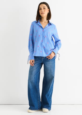 Camisa con rayas en los puños bordadas con lazo azul