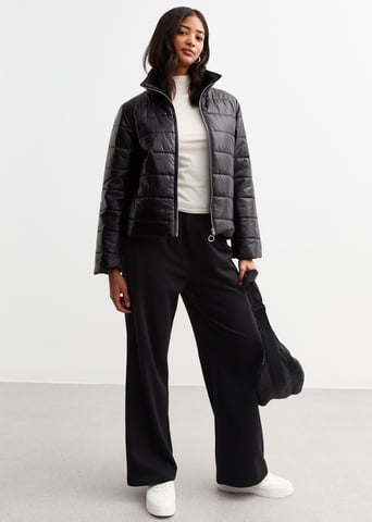 Chaqueta corta acolchada con cremallera frontal negra