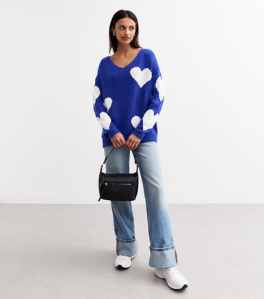 Jersey de punto de corazón oversize con cuello en V azul.