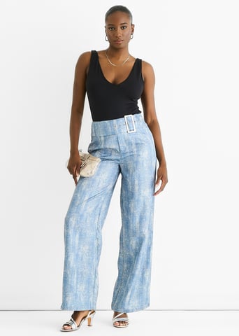 Pantalón con detalle de hebilla azul