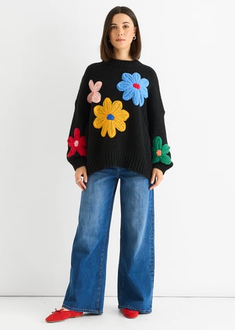 Jersey de punto grueso negro con flores de ganchillo y corte oversized