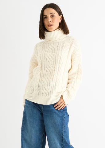 Jersey de punto trenzado crema con cuello alto