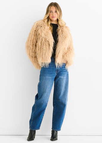 Chaqueta corta de piel sintética de flecos en camel claro