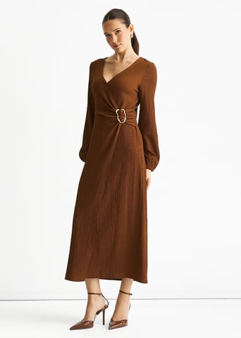 Vestido midi con textura de jersey marrón y ribete metálico