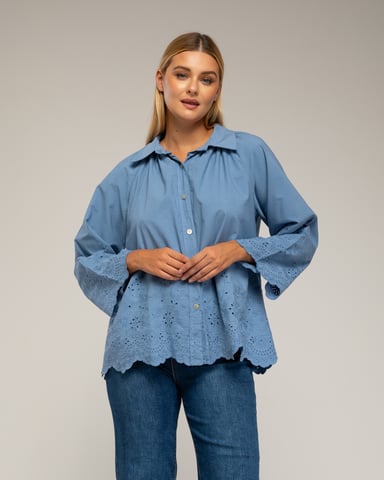 Blusa ovesize con bordados en las mangas