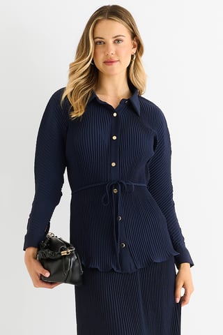 Camisa azul marino plisada con botones