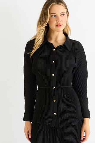 Camisa negra plisada con botones