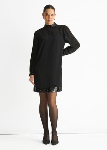 Mini vestido negro con cuello alto, cinturón y ribete de lentejuelas negras