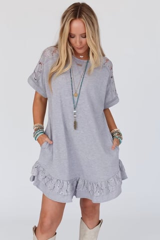 Vestido Corto con Detalle de Encaje y Dobladillo con Volantes