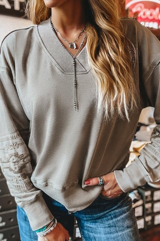 Sudadera con mangas bordadas