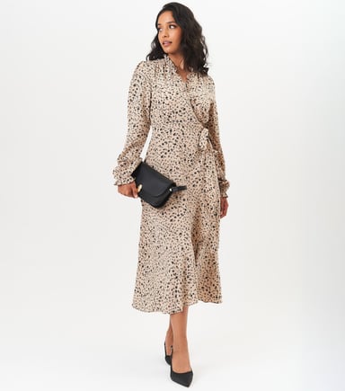 Vestido midi cruzado con detalle de volantes neutro