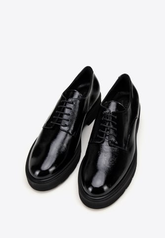 Zapatos bajos de charol negro para mujer de Wittchen