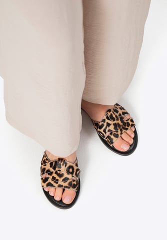 Chanclas de piel con estampado animal para mujer de Wittchen, color negro y marrón, piel natural