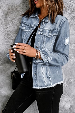 Chaqueta de mezclilla desgastada con dobladillo desflecado