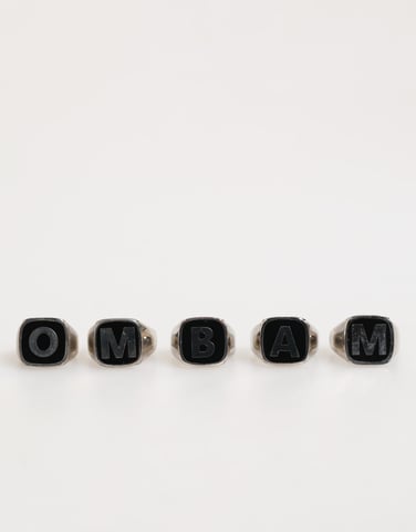 Juego de Letras de Latón en Tonalidad Plateada 5 Piezas Anillo Ajustable