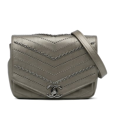 Bolso cruzado de Chanel con detalle de cadena metálica