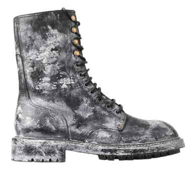 Botas de cuero desgastado con cordones