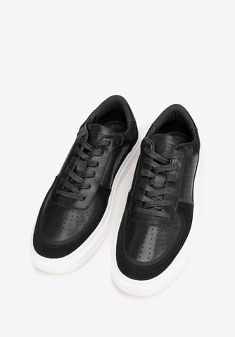 Zapatillas Wittchen de piel para hombre con perforaciones, color negro
