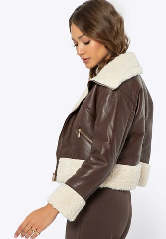 Chaqueta corta de piel sintética marrón con pelo para mujer de Wittchen