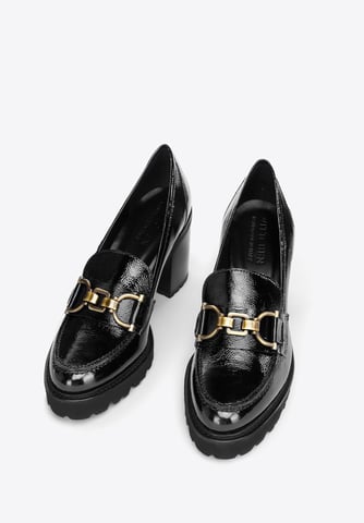 Zapatos de salón Wittchen de charol para mujer con hebilla en negro.