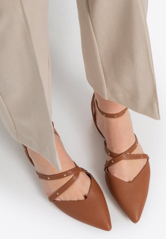 Bailarinas de piel Wittchen para mujer con detalles metálicos en marrón natural