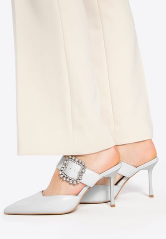 Zapatos de tacón de aguja Wittchen para mujer, color blanco y natural.