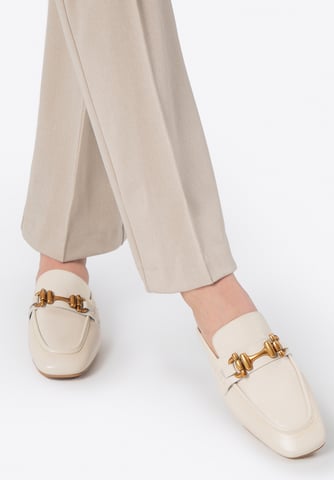 Mocasines de piel para mujer Wittchen con hebilla en piel natural color crema
