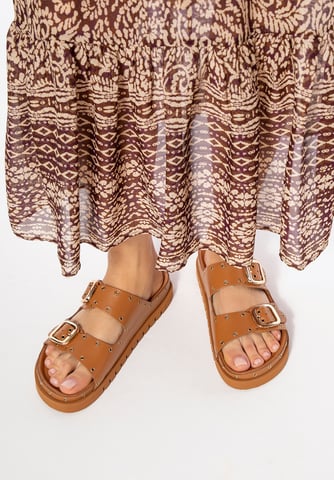 Chanclas de piel para mujer Wittchen con detalles metálicos en marrón y piel
