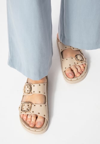 Wittchen Mules de mujer de piel con detalles metálicos beige y dorado piel