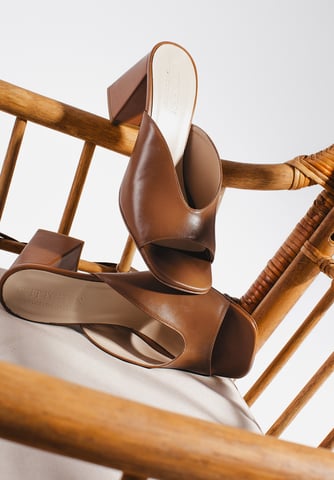 Mules de mujer Wittchen de piel auténtica con tacón cuadrado, color marrón