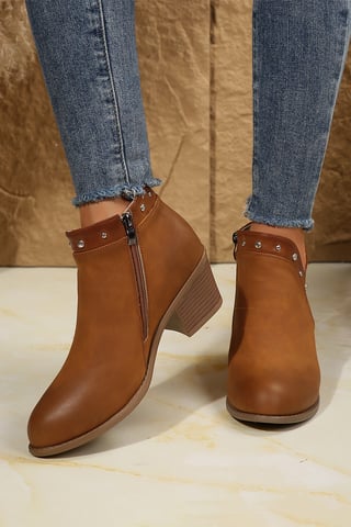 Botines con tachuelas de tacón bajo