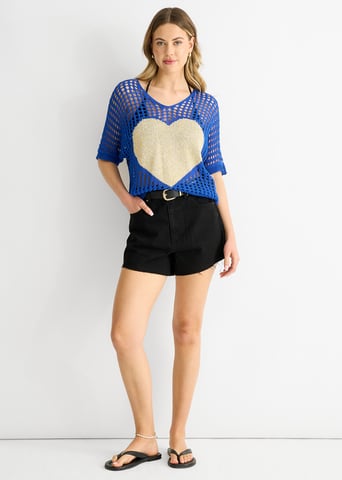 Top de ganchillo con patrón de corazones y red azul