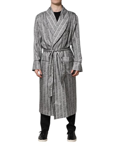 Técnicamente, 'Silk Robe Shawl Collar Long Sleeves' se traduce como: Bata de Seda con Cuello Chal y Mangas Largas.