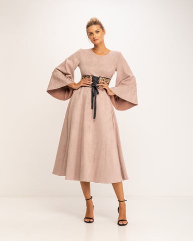 Vestido con cinturón bordado