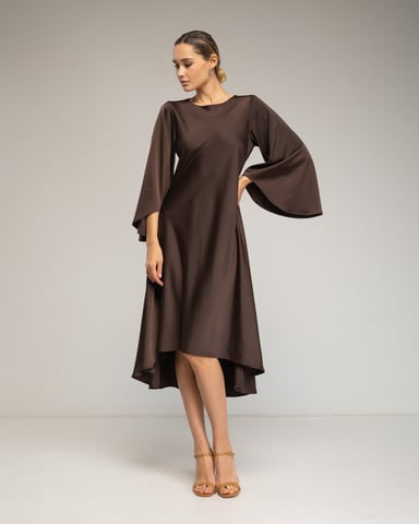 Vestido midi de satén con dobladillo asimétrico