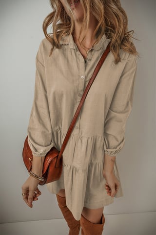 Vestido mini de camisa plisada de tirantes abotonados con mangas abullonadas en tono bronceado