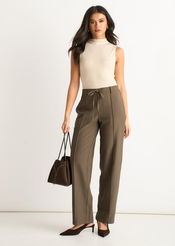 Pantalones de sastrería con cordón ajustable en la parte trasera y color gris marrón.