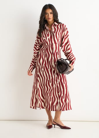 Burgunderfarbenes Hemdkleid mit Zebradruck und Fledermausärmeln