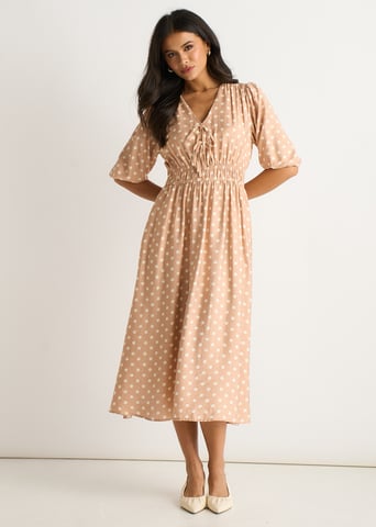 Vestido midi recto con cintura fruncida y estampado de manchas de avena