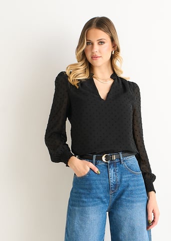 Blusa negra de gasa con cuello con volantes