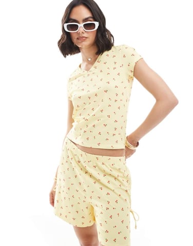 ASOS DESIGN v-ringad baby-t-shirt i färgen grädde med körsbärstryck