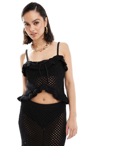 ASOS DESIGN stickad virkad cami-top med volang och knytdetalj i svart